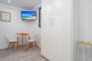TV a/nebo společenská místnost v ubytování Studio Cœur de Ville Lamartine C