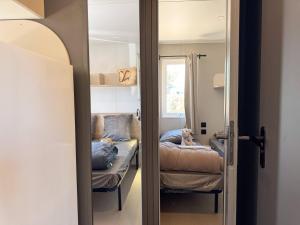 Postel nebo postele na pokoji v ubytování Camping La Clape Village
