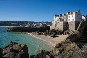 a building on the shore of a beach at Bijou in St Ives +11 photos