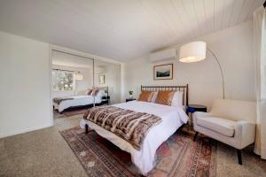 Willow ValleyにあるGlass Cabin Under the Pines | Hot Tub • Seclusionのギャラリーの写真