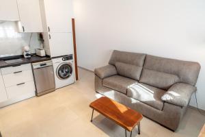 a living room with a couch and a kitchen at Hermoso Apartamento cerca de la playa y centro in Tarifa +2 photos