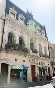 een groot wit gebouw aan een stadsstraat bij Bellinzona Boutique in Buenos Aires