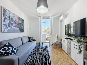 Μια τηλεόραση ή/και κέντρο ψυχαγωγίας στο 3 air-conditioned rooms with unobstructed view