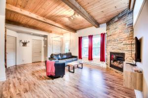 Χώρος καθιστικού στο Chalet La Chouette with Private Spa Access to Ouareau Forest +44 φωτογραφίες