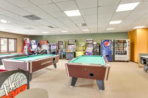 2 Mi to Granby Ranch Mtn Condo with Hot Tub!的游戏室
