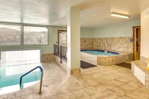 2 Mi to Granby Ranch Mtn Condo with Hot Tub!内部或周边的泳池
