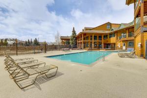 2 Mi to Granby Ranch Mtn Condo with Hot Tub!内部或周边的泳池