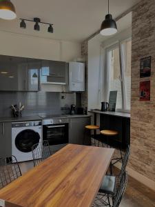 ミュルーズにあるL'univers automobile au coeur de Mulhouseのキッチン(木製テーブル、いくつかの椅子付)