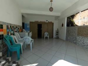 a living room with chairs and a table at Quarto 3 quádruplo café da manhã em Pousada, Praia de Cabuçu BA in Saubara