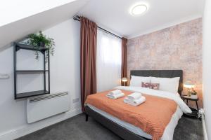 Ένα ή περισσότερα κρεβάτια σε δωμάτιο στο Cute 2 Bedroom House - 10 Min Walk to Woolwich DLR & Elizabeth Line - Netflix - Espresso Machine