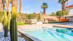 einen Pool im Garten mit Kaktus in der Unterkunft Luminous Home with Pool and Views in Palm Springs