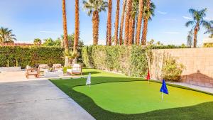 Ein Garten an der Unterkunft Luminous Home with Pool and Views