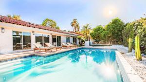 ein Swimmingpool vor einem Haus in der Unterkunft Luminous Home with Pool and Views in Palm Springs