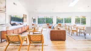 Ein Sitzbereich in der Unterkunft Luminous Home with Pool and Views