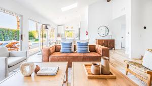 Ein Sitzbereich in der Unterkunft Luminous Home with Pool and Views