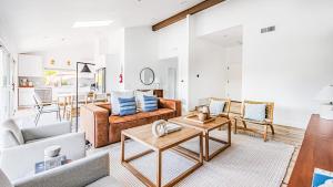 Ein Sitzbereich in der Unterkunft Luminous Home with Pool and Views