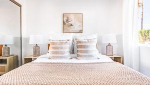 Ein Bett oder Betten in einem Zimmer der Unterkunft Luminous Home with Pool and Views