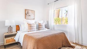 Ein Bett oder Betten in einem Zimmer der Unterkunft Luminous Home with Pool and Views
