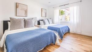 Ein Bett oder Betten in einem Zimmer der Unterkunft Luminous Home with Pool and Views