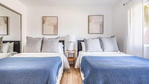 Ein Bett oder Betten in einem Zimmer der Unterkunft Luminous Home with Pool and Views