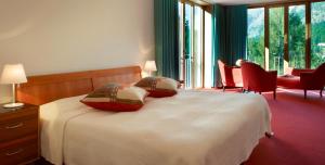Hotel Saratz Pontresina Mountain Resort & Spa客房内的一张或多张床位