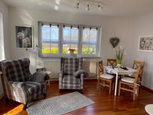 a living room with two chairs and a table at Gemütliche 2 Zimmerwohnung in Wuppertal