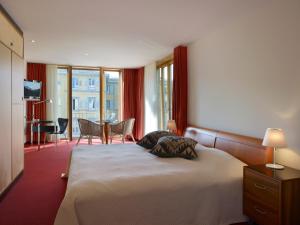 Hotel Saratz Pontresina Mountain Resort & Spa客房内的一张或多张床位