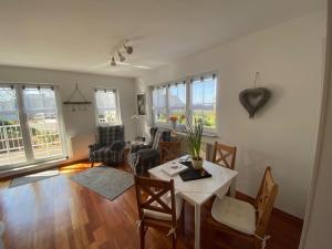 una sala de estar con una mesa y sillas en Gemütliche 2 Zimmerwohnung, en Wuppertal 8 fotos más