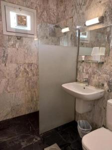 Baðherbergi á Blue Waves Hotel Abu Halifa أمواج الخليج الزرقاء أبو حليفة