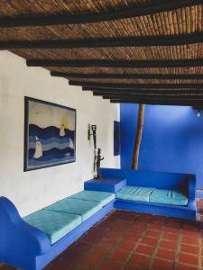 a room with blue benches and a blue wall at Villa Vitali - Casa vacacional con Piscina y Jardines en Morrocoy para 14 personas in Tucacas