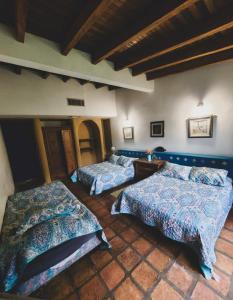 a room with two beds in a room at Villa Vitali - Casa vacacional con Piscina y Jardines en Morrocoy para 14 personas in Tucacas