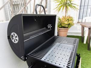 een zwarte grill bovenop een tafel bij Tossa Sunny in Tossa de Mar