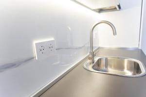 een aanrecht met een spoelbak en een stopcontact bij Tossa Sunny in Tossa de Mar +36 foto's