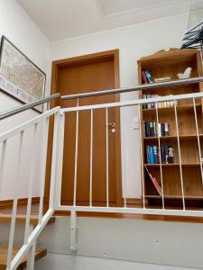 una escalera con una estantería junto a una puerta en Gemütliche 2 Zimmerwohnung, en Wuppertal
