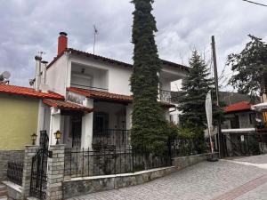 Το κτήριο όπου στεγάζεται  το διαμέρισμα