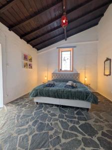 a bedroom with a bed and a window in it at B&B Casa da Ponte Selmes Vidigueira in Selmes +12 photos