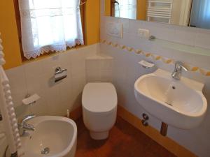 un bagno con un water e un lavandino di Le maree Lorena a Porto Azzurro