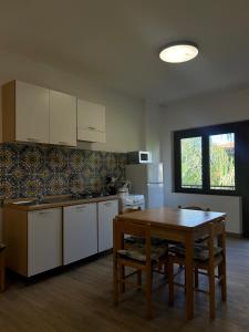 a kitchen with a table and a table and chairs at BM Flowers in Tropea
