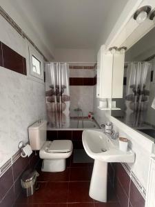 Ένα μπάνιο στο Villa Liolios