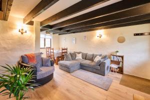 ein Wohnzimmer mit zwei Sofas und einem Tisch in der Unterkunft Host & Stay - Providence Cottage in Woolacombe