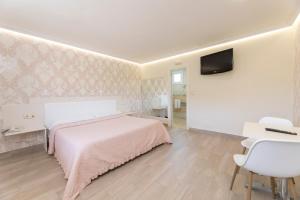 Televízia a/alebo spoločenská miestnosť v ubytovaní Hotel Holiday