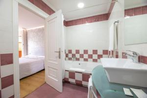 Kúpeľňa v ubytovaní Hotel Holiday + 37 fotografií