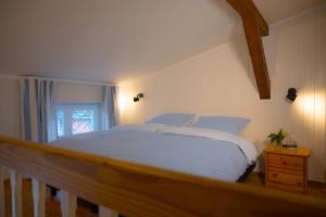 una camera da letto con un letto bianco con una finestra di Ferienwohnung Brise - Inselhof Fehmarn a Fehmarn