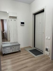 a dressing room with a mirror and a door at 1 комнатная квартира в микрорайон Аэропорт in Kostanay