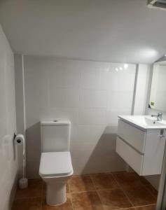 un bagno bianco con un water e un lavandino di Duplex Frente Al Mar a San Pedro del Pinatar