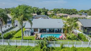Πισίνα στο ή κοντά στο Heated Pool, Pet Friendly, Game Room and Bikes - Palm Leaf Haven - Roelens Vacations