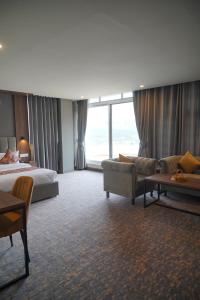 吉尔吉特Destination Hotel Gilgit的配有床和沙发的酒店房间
