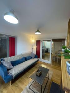 HenwickにあるPrivate city apartment, Upper Tything, Worcester City Centreの青いソファとテーブルのあるリビングルーム