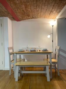 HenwickにあるPrivate city apartment, Upper Tything, Worcester City Centreの天井の客室で、テーブルと椅子が備わります。 +19枚の写真