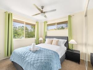 Een bed of bedden in een kamer bij Ocean View From Balcony 5BR Home with Pool at Redcliffe